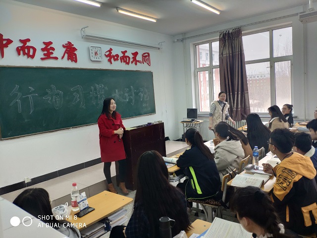 1554358437932972.jpg 王可心、吴庆娟老师组织学生讨论.jpg