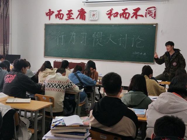 1554358502100608.jpg 徐一楠老师在给学生讲“赶海”的故事.jpg