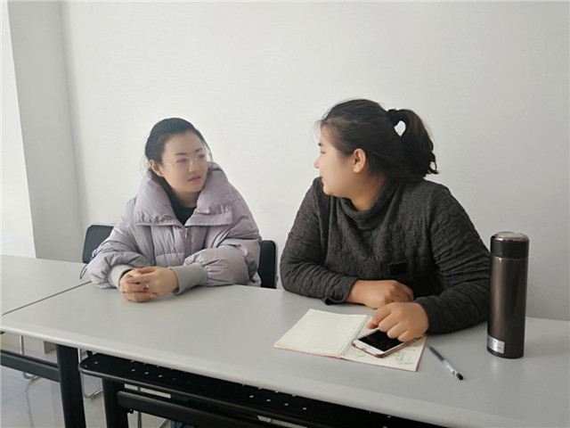 1551233112360477.jpg 孙丹阳老师了解走读学生家庭情况.jpg