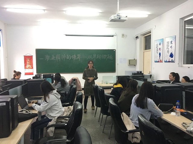 1554358528119099.jpg 于红岩老师组织学生讨论.jpg