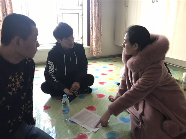 1551233040118840.jpg 刘娜老师与学生及家长分析学生在校学习成绩.jpg