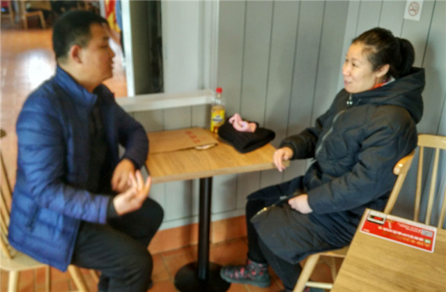 1551233337118707.jpg 赵宏亮老师与学生家长进行沟通交流.jpg