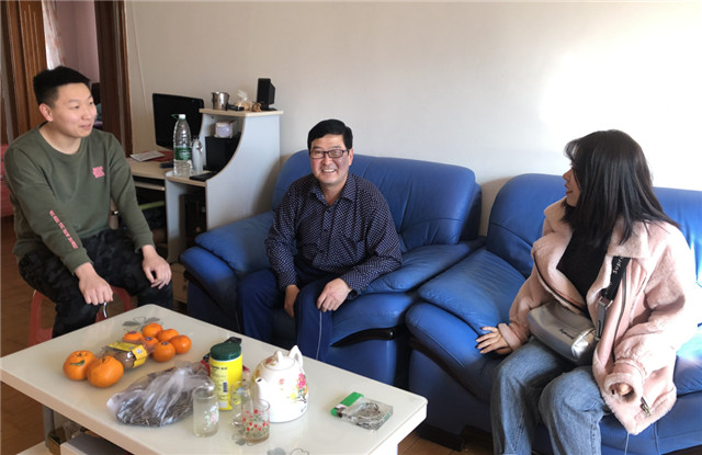 1551233264390857.jpg 张媞老师与学生及学生家长交流谈心.jpg